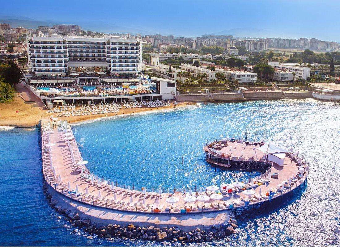 Azura Deluxe Resort & Spa Hotel