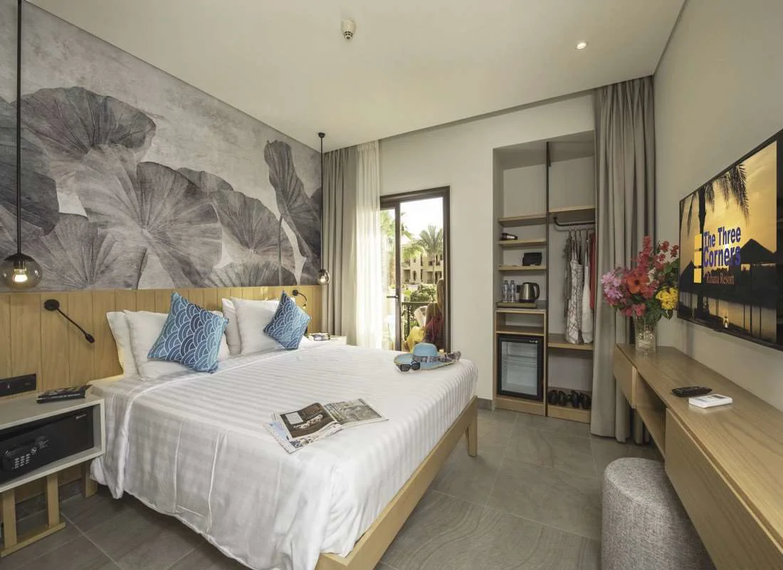 Three Corners Rihana 4