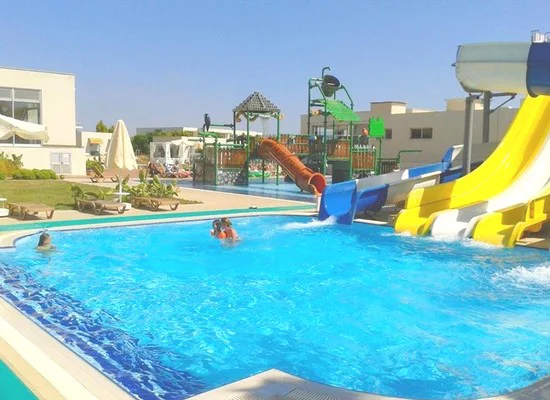 Karya Family Resort vh. Maxima Paradise 4